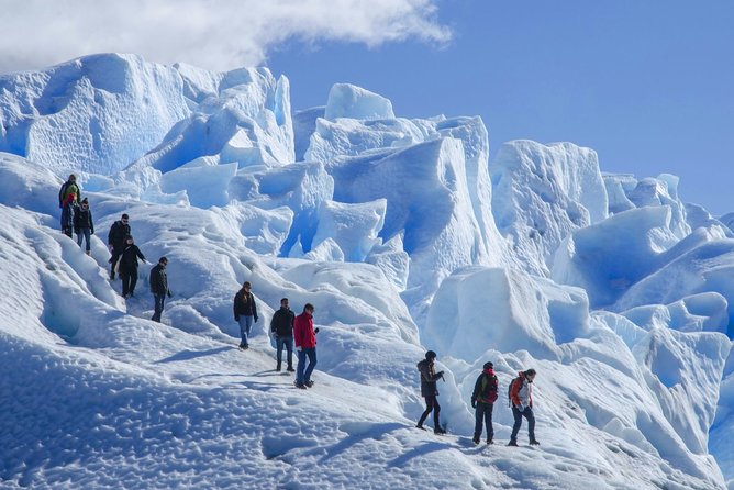 Viajantes em passeio de barco diante da geleira em El Calafate