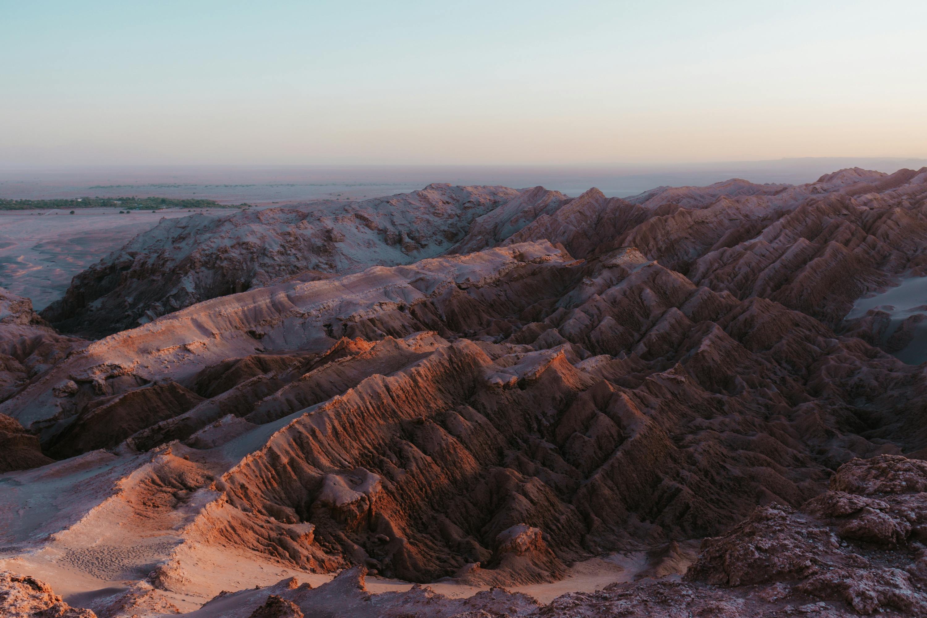 Formações do Atacama com montanhas ao fundo