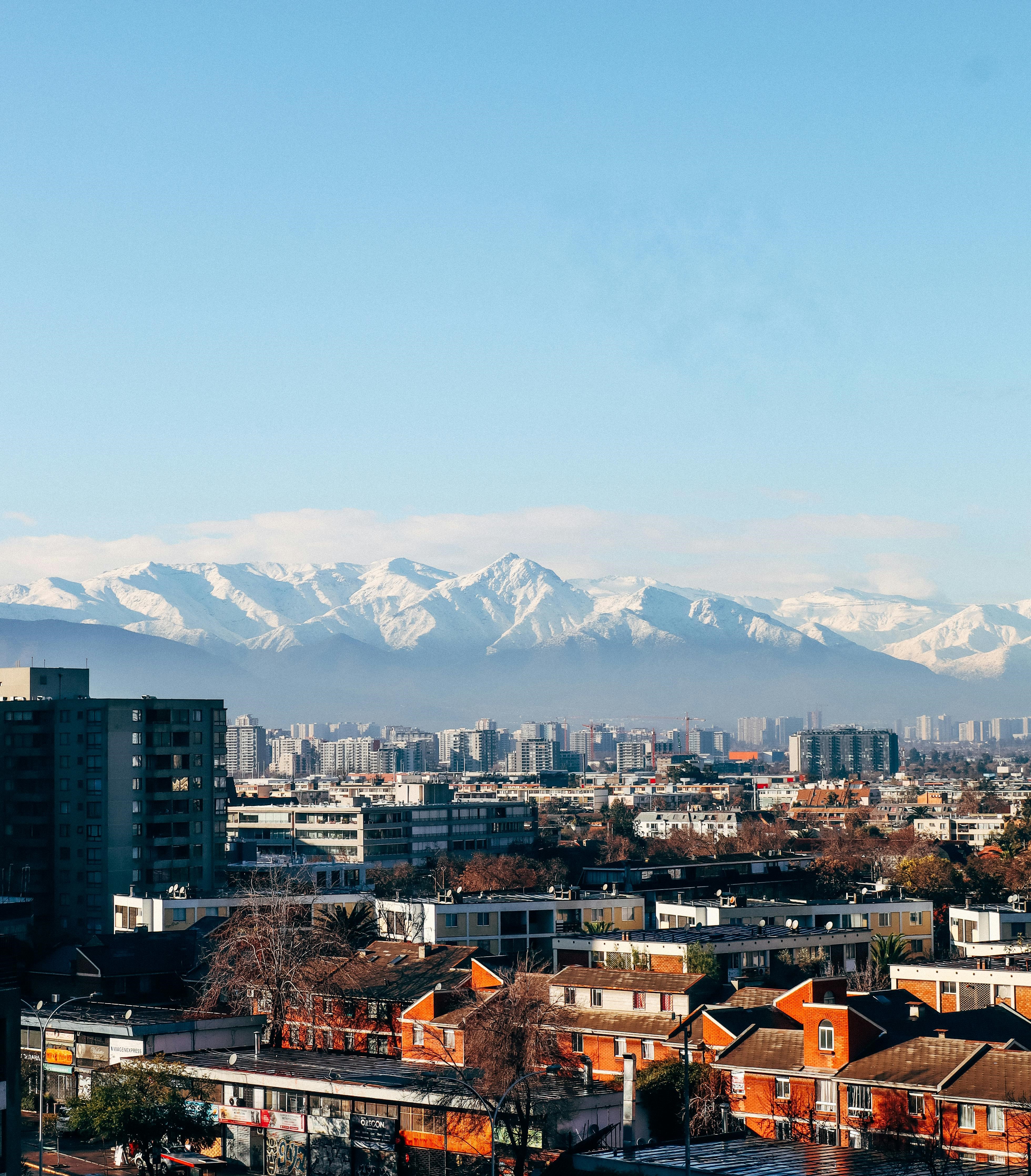 Vista de Santiago com a Cordilheira dos Andes ao fundo