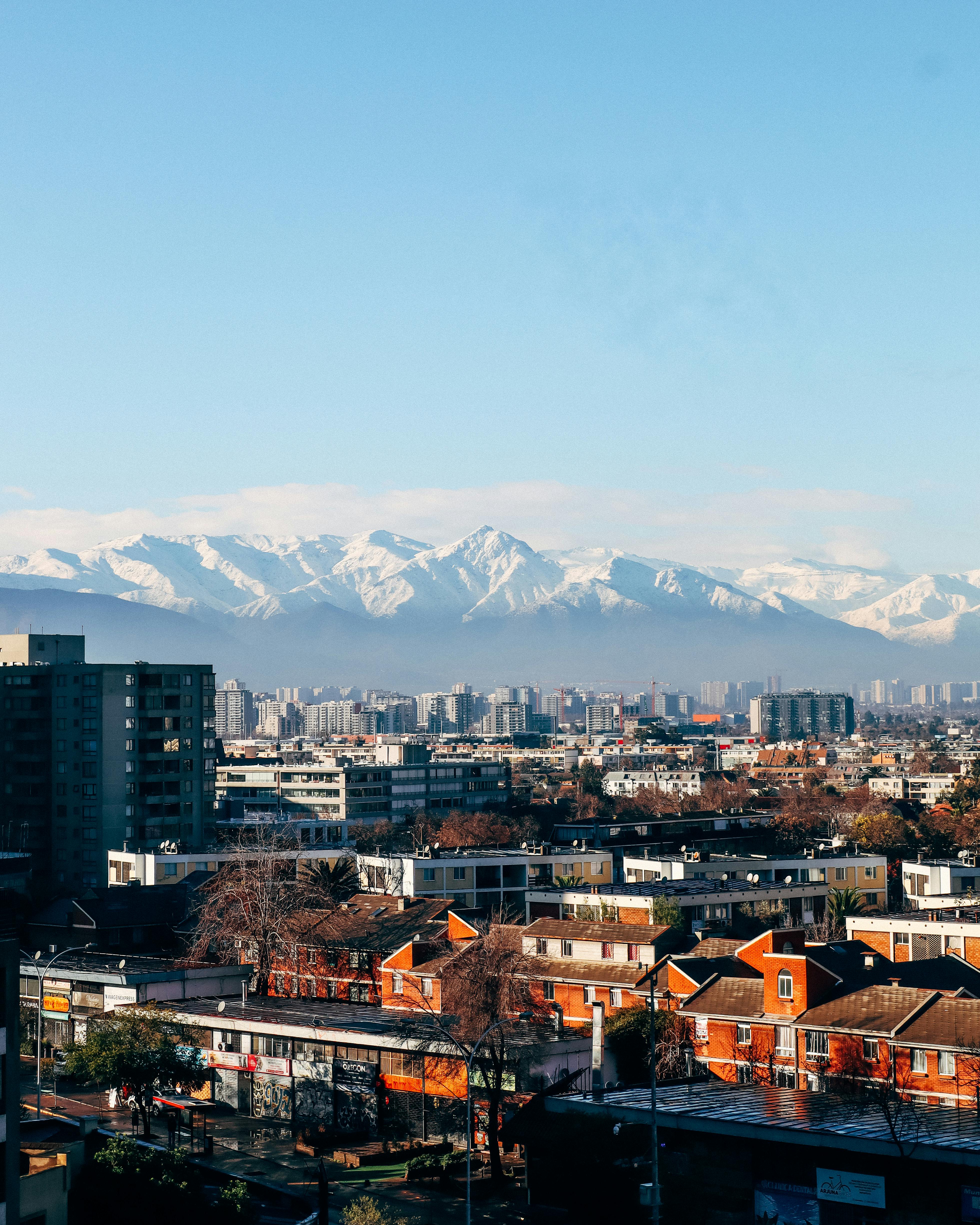 Vista de Santiago com a Cordilheira dos Andes ao fundo